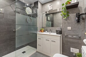 Shower, hair dryer, towels - Algaida Beach Send Litoral Studio with Sea View, Wi-Fi and Air Conditioning (Calahonda)