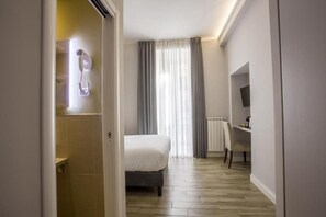 Habitació triple, vistes a la ciutat | Caixa forta a l'habitació, escriptori i wifi gratuïta 