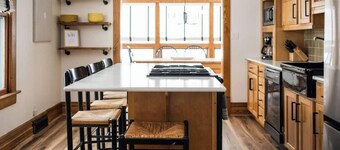 Bella Adele: Family & Pet Retreat Near Lake + DT