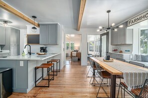 Dining - Farmhouse: Walloon Lake Getaway walk to Beach (Boyne Falls)