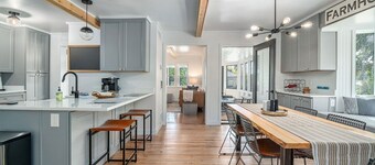 Farmhouse: Walloon Lake Getaway walk to Beach