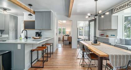 Farmhouse: Walloon Lake Getaway walk to Beach