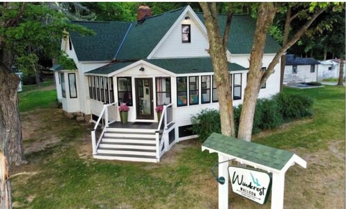 Farmhouse: Walloon Lake Getaway walk to Beach