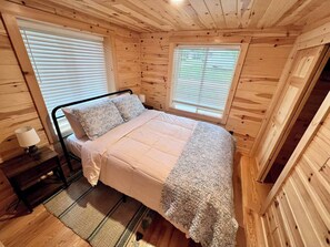 2 bedrooms, free WiFi - Junction: Lake Life & Village Charm – Sleeps 4 (Walloon Lake)