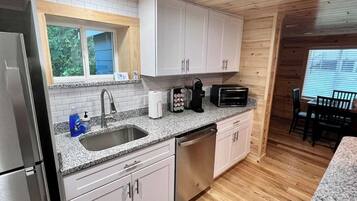 Kühlschrank, Mikrowelle, Wasserkocher mit Kaffee-/Teezubehör