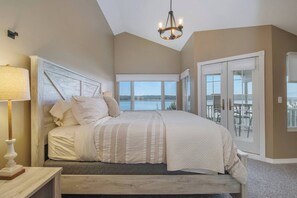 Room - Soaring Eagle: Main house+Bunkhouse: Lakefront (Boyne City)