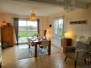Dining - Villa 'Des Havres' with Private Terrace, Private Garden and Wi-Fi (Saint-Germain-sur-Ay)