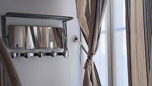 A room with a window, a mirror, and a wooden shelf. - Le Picoteu' (Saint-Vaast-la-Hougue)