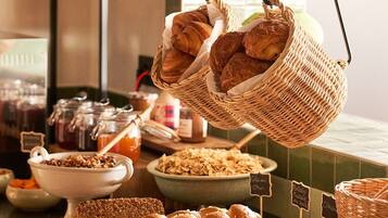 Petit déjeuner buffet servi tous les jours en supplément