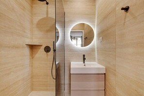 Shower, hair dryer, shampoo - A Beaming 3-BR/2Ba - Montorgueil (Paris)