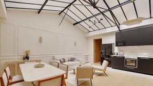 Ein modernes Interieur mit Essbereich, einer Couch und einer Küche.