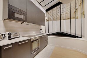 Fridge, microwave, oven, stovetop - A Beaming 3-BR/2Ba - Montorgueil (Paris)