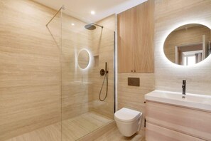 Douche, sèche-cheveux, shampoing