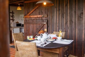 Estúdio conforto, vista para o jardim | Opções para refeição