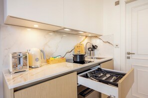 Mini-fridge, microwave, oven, stovetop - 108 Shirland Road (London)