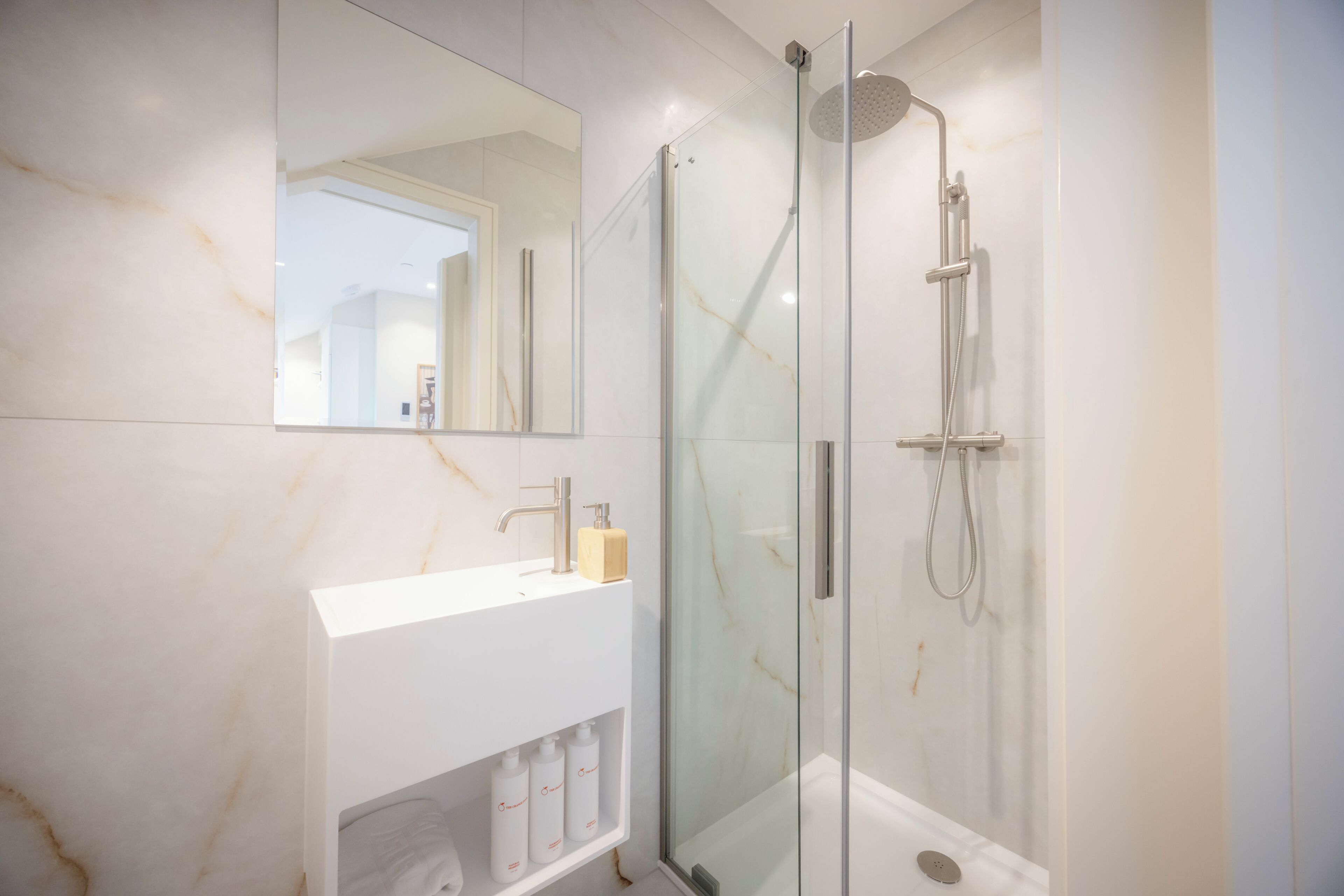 Studio | Bathroom | Shower, free toiletries, hair dryer, towels