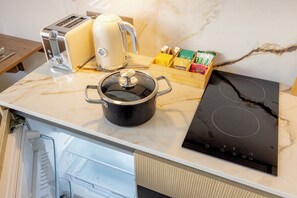 Studio Deluks | Dapur pribadi | Lemari es kecil, microwave, oven, dan kompor