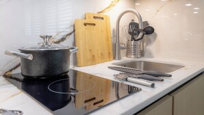 Studio | Eget kjøkken | Minikjøleskap, mikrobølgeovn, ovn og kokeplater