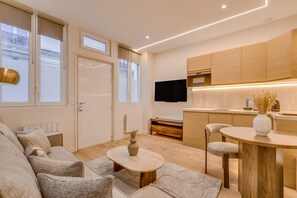 TV - A Radiant 1-Bdr -  Batignolles (Paris)