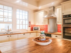 Dishwasher, cookware/dishes/utensils - The Old Bank House (St Austell)