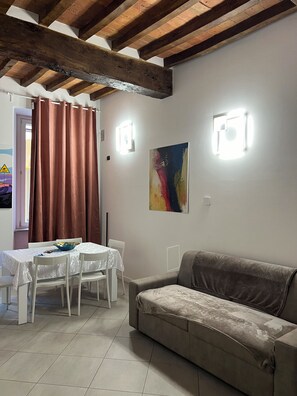 TV - Cozy one-bedroom apartment with full kitchen in the historic center (Piacenza)