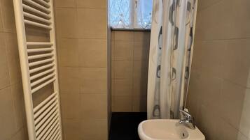 Dusche, Haartrockner, Bidet, HandtĂŒcher