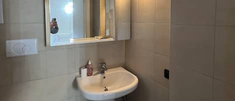 Dusche, Haartrockner, Bidet, HandtĂŒcher