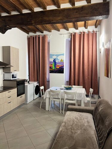 Cozy one-bedroom apartment with full kitchen in the historic center