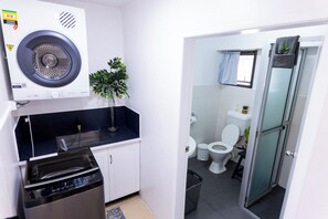 Douche, serviettes fournies, savon, papier de toilette
