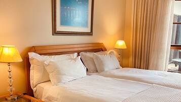 4 bedrooms, iron/ironing board, internet, bed sheets