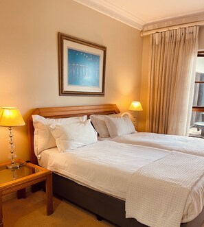 4 bedrooms, iron/ironing board, internet, bed sheets - Selborne Golf Estate Villa P15 (Pennington)
