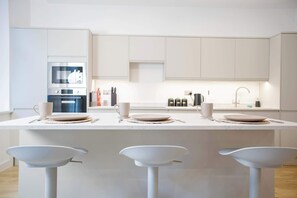 Fridge, microwave, oven, dishwasher - 4-Bed City Apartment - Leeds Centre - Free Parking (Leeds)
