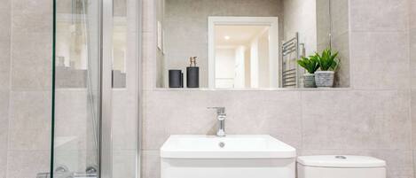 Douche, serviettes fournies, shampooing