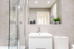 Shower, towels, shampoo - 4-Bed City Apartment - Leeds Centre - Free Parking (Leeds)