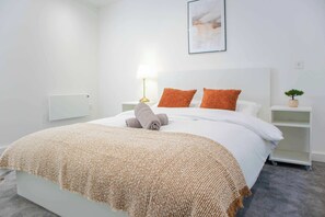 4 bedrooms, iron/ironing board, WiFi, bed sheets - 4-Bed City Apartment - Leeds Centre - Free Parking (Leeds)