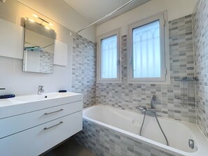 Shower, towels - Central Antibes 4P Terrace Garden Parking Riva Park (Antibes)