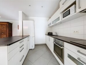 Fridge, microwave, oven, stovetop - Central Antibes 4P Terrace Garden Parking Riva Park (Antibes)