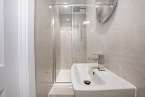 Dusche, Haartrockner, Handtücher, Shampoo