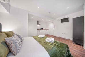 Iron/ironing board, travel cot, WiFi, bed sheets - Standard Studio in Knightsbridge (London)