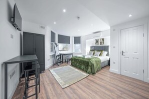 Iron/ironing board, travel cot, WiFi, bed sheets - Standard Studio in Knightsbridge (London)