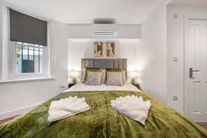 Iron/ironing board, travel cot, WiFi, bed sheets - Standard Studio in Knightsbridge (London)