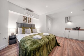Iron/ironing board, travel cot, WiFi, bed sheets - Standard Studio in Knightsbridge (London)