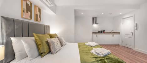 Iron/ironing board, travel cot, WiFi, bed sheets