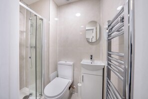 Shower, hair dryer, towels, shampoo - Bright One Bedroom Apartment in Knightsbridge (London)