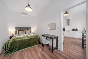 1 bedroom, iron/ironing board, travel cot, WiFi - Bright One Bedroom Apartment in Knightsbridge (London)