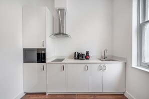 Fridge, microwave, stovetop, coffee/tea maker - Bright One Bedroom Apartment in Knightsbridge (London)