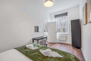 1 habitación, tabla de planchar con plancha, cuna de viaje y wifi 