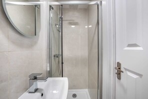 Shower, hair dryer, towels, shampoo - Deluxe Ground Floor Studio in Knightsbridge (London)
