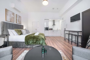 Iron/ironing board, travel cot, WiFi, bed sheets - Deluxe Ground Floor Studio in Knightsbridge (London)