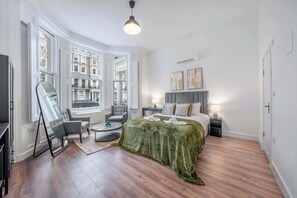 Iron/ironing board, travel cot, WiFi, bed sheets - Deluxe Ground Floor Studio in Knightsbridge (London)